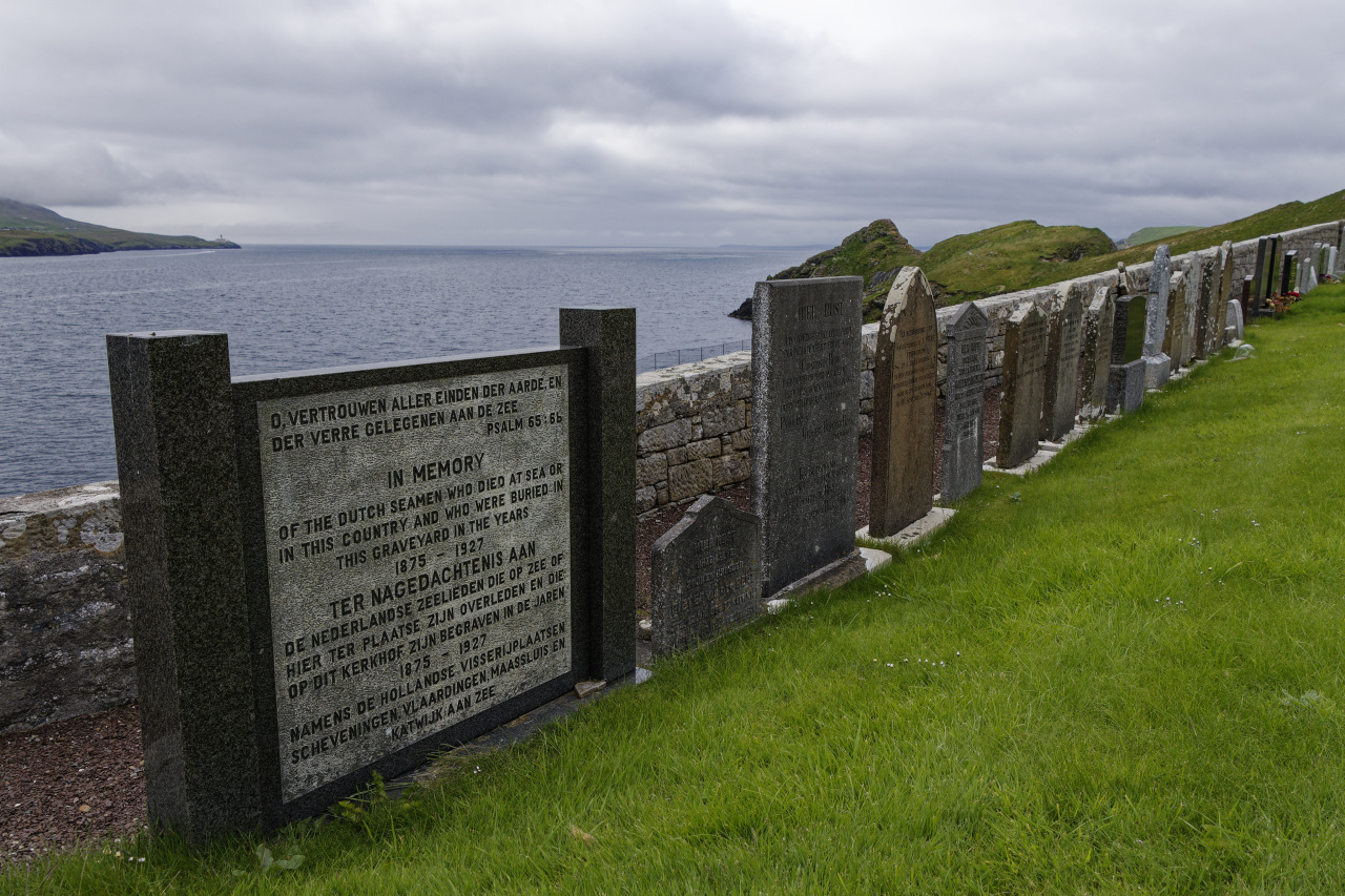 Dutch sailors in the cemetery on the Knab