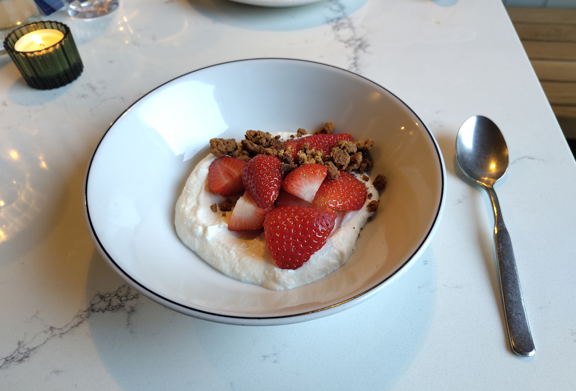 Strawberries in white chocolate creak, with crunchy bits.